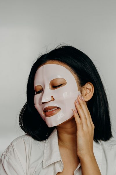 Eine Frau trägt eine glatte Sheet Maske