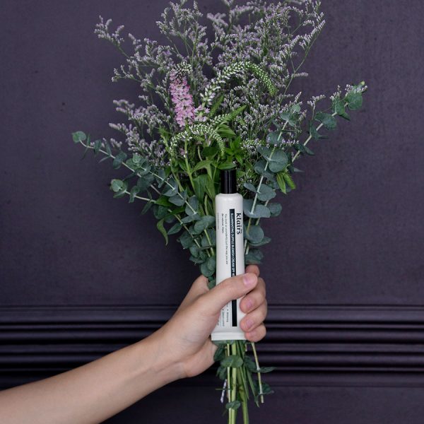 Eine Tube Sonnencreme wird für einen Blumenstrauß gehalten