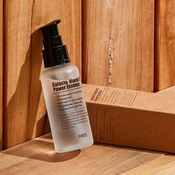 Eine Flasche eines Kosmetikprodukts lehnt gegen eine Holzwand