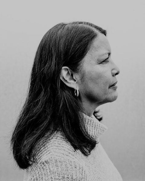 Ein Schwarz-Weiß-Foto einer Frau im Seitenprofil