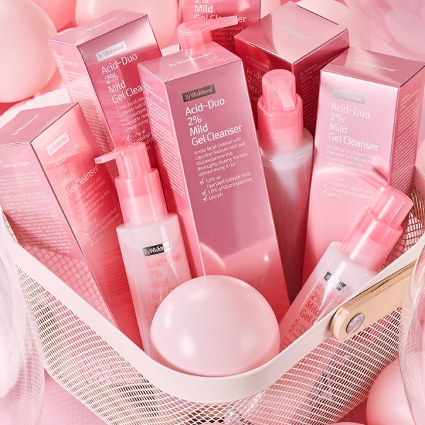 Einige Kosmetikprodukte in pinker Verpackung stehen in einem Korb
