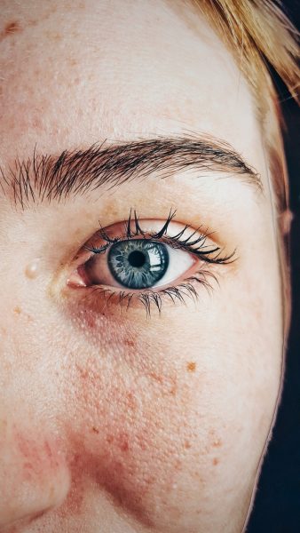 Blaue Augen, Brauen und Nase im Halbprofil