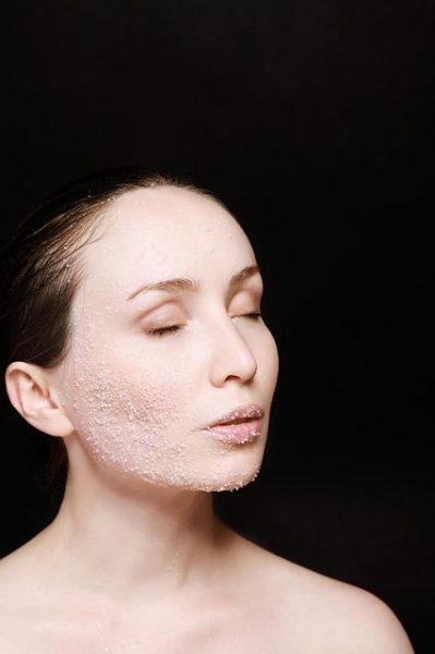 Frau hat ein grobes Peeling im Gesicht