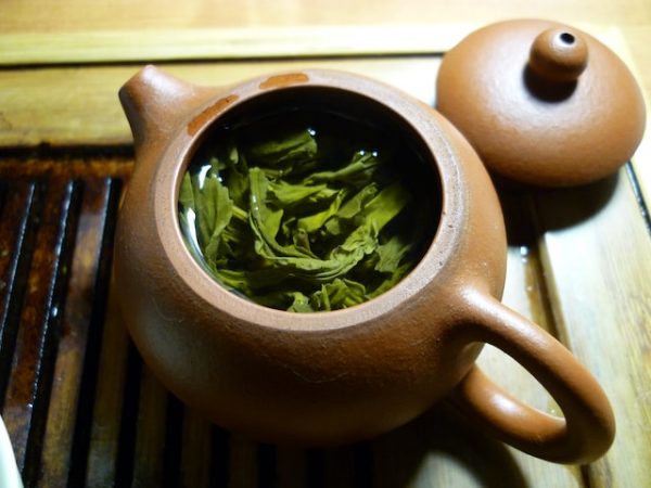 Teekanne mit Teeblättern
