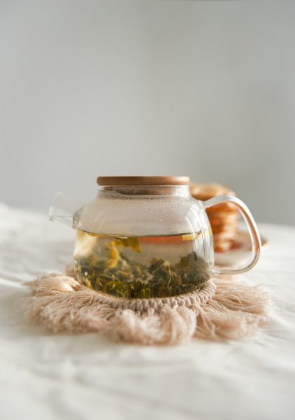 Eine Kanne mit aufgegossenen Teeblättern