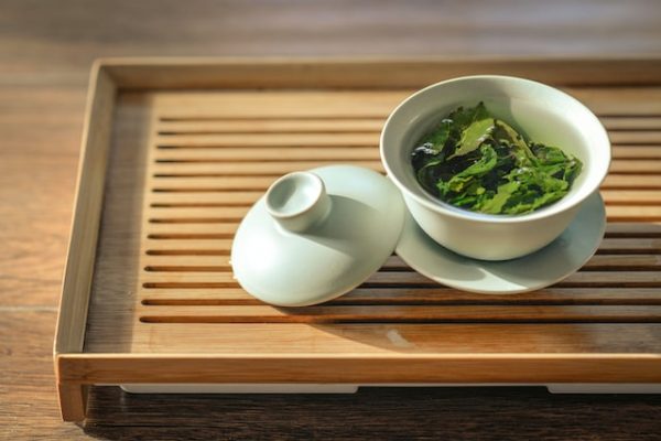 Eine Tasse mit grünem Tee