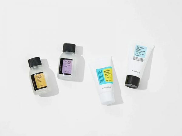 Vier kleine Kosmetiprobem der Marke Corsx auf weißem Grund