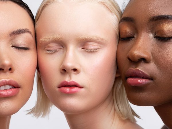 3 Frauen mit unterschiedlichen Hauttönen und Lippenstiften nebeneinander